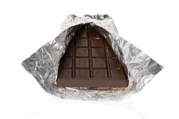 Mörk chokladkaka inuti aluminiumfolie isolerad på vit bakgrund — Stockfoto