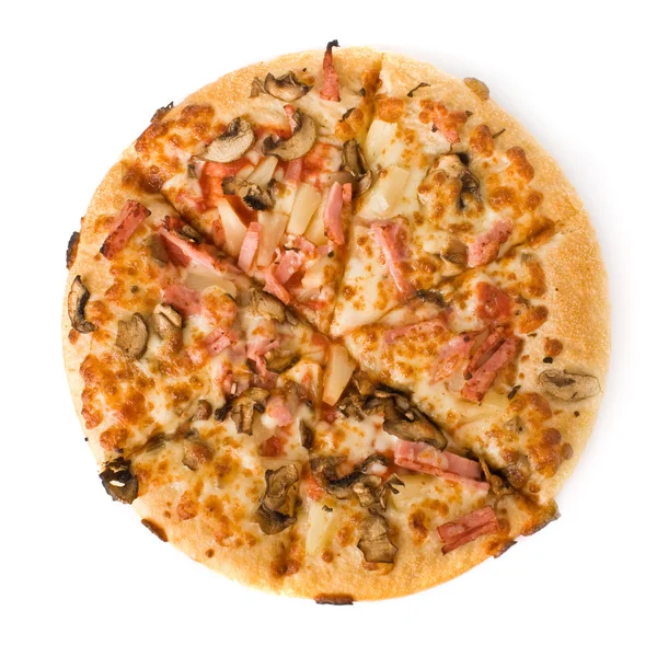 Pizza z pieczarkami, szynką i ananasa na białym tle — Zdjęcie stockowe