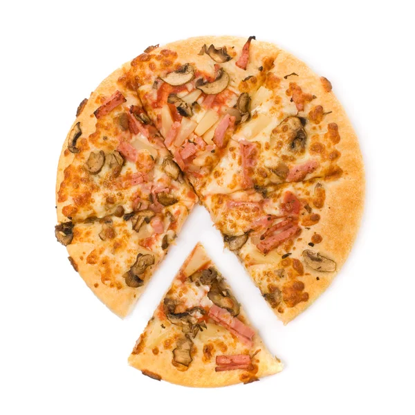 Pizza z pieczarkami, szynką i ananasa na białym tle — Zdjęcie stockowe