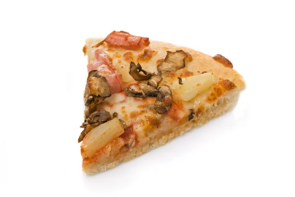 Kawałek pizzy z pieczarkami, szynką i ananasa na białym tle — Zdjęcie stockowe