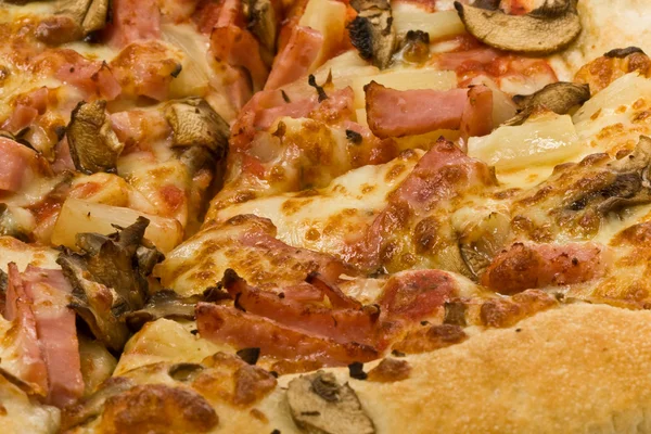 Zblízka na pizza zálivka s houbami, šunkou a ananasem — Stock fotografie