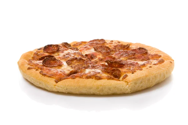 Beyaz arka planda izole edilmiş Pepperoni pizza. — Stok fotoğraf