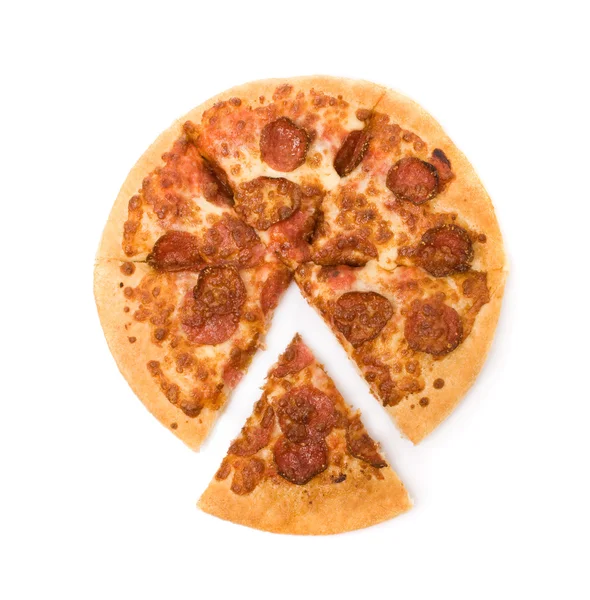 Pizza de pepperoni fatiada isolada em fundo branco — Fotografia de Stock