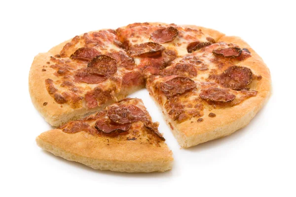 Gesneden pepperoni pizza geïsoleerd op witte achtergrond — Stockfoto