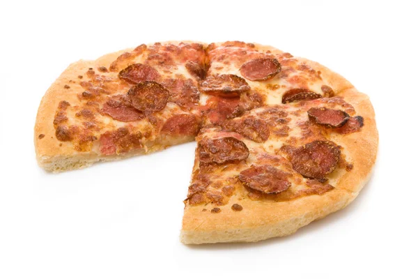 Нарізана піца пепероні ізольована на білому тлі — стокове фото