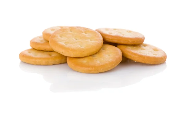 Galletas pequeñas de aperitivo aisladas sobre fondo blanco — Foto de Stock