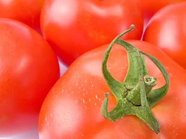 Rijpe tomaten geïsoleerd op een witte achtergrond — Stockfoto