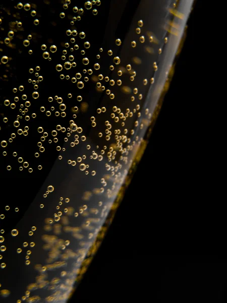 Macro de champagne mousseux sur fond noir — Photo