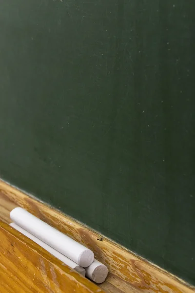 Tebeşir sopa bir okul panosunda detay — Stok fotoğraf