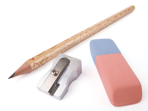 Ołówek, temperówka i gumki na białym tle — Zdjęcie stockowe