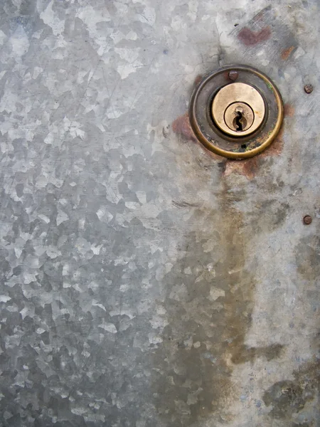 Serrure à clé sur une porte en zinc — Photo