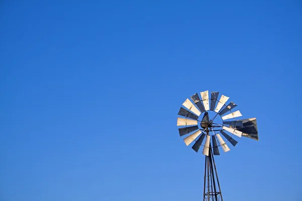 Old windmill used for water pump — Stock Photo, Image