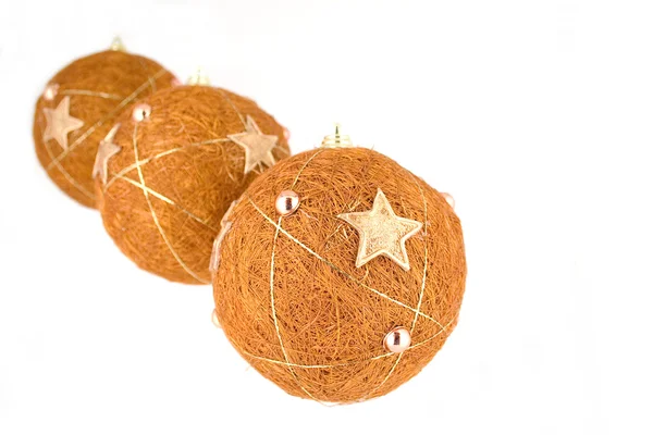 Tres bolas de Navidad colgando y aisladas en blanco —  Fotos de Stock