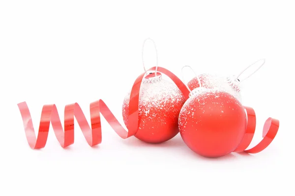 3 크리스마스 공 및 흰색 배경에 고립 된 리본 — 스톡 사진