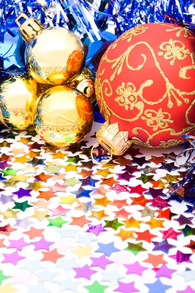 Fundo de Natal com bolas, fitas e confettis — Fotografia de Stock