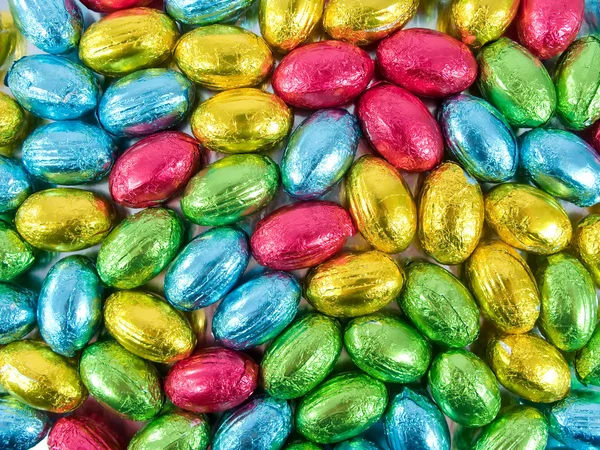 Шоколадні яйця. Традиційна Великодня солодка . — стокове фото