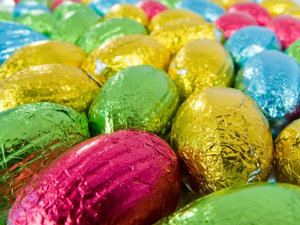 Uova di cioccolato. Dolce Pasqua tradizionale . — Foto Stock