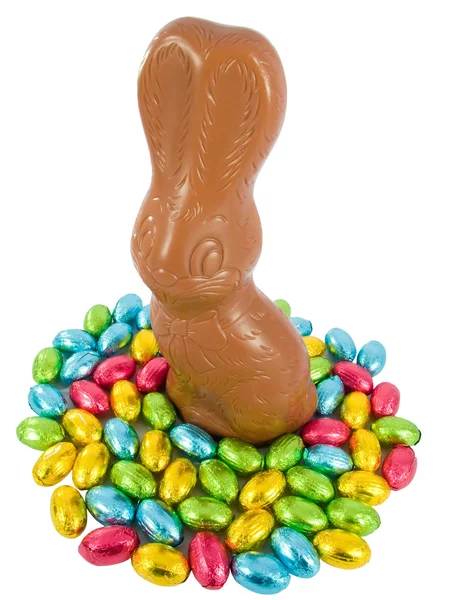 Chocolate Conejo de Pascua y huevos. Dulces tradicionales de Pascua . — Foto de Stock