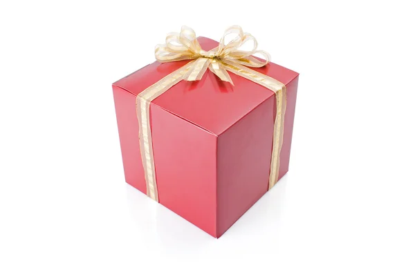 Cadeau rouge avec un arc doré isolé sur fond blanc — Photo
