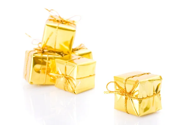 Kleine goldene Geschenke isoliert auf weißem Hintergrund — Stockfoto