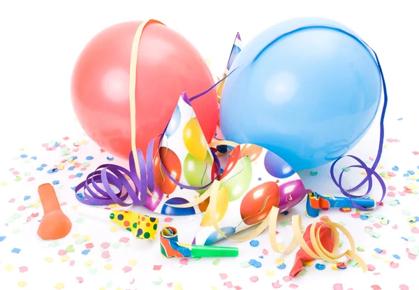 Chapeaux de fête, cornes ou sifflets, confettis et ballons sur fond blanc . — Photo