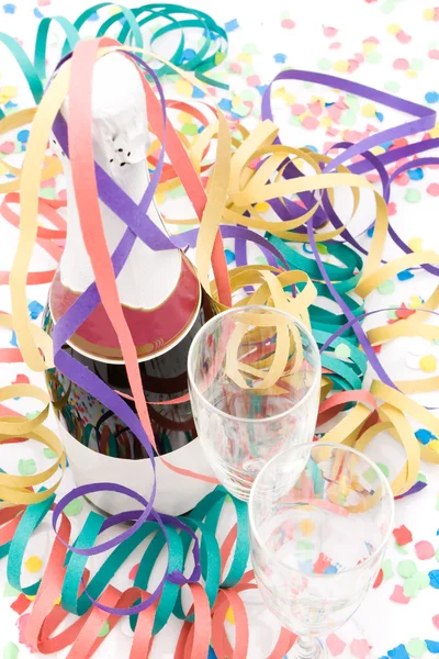 Champagneflaska och flöjter på ett parti inställning — Stockfoto