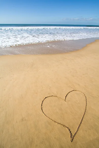 Coração desenhado na areia lisa da praia — Fotografia de Stock