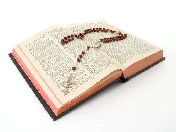Rosenkranz über einer alten heiligen Bibel — Stockfoto