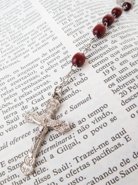 Rosary over an old holy bible — Stock Photo, Image