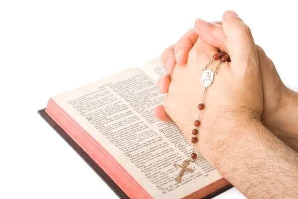 Handen gesloten in gebed met een rozenkrans geïsoleerd op witte achtergrond — Stockfoto