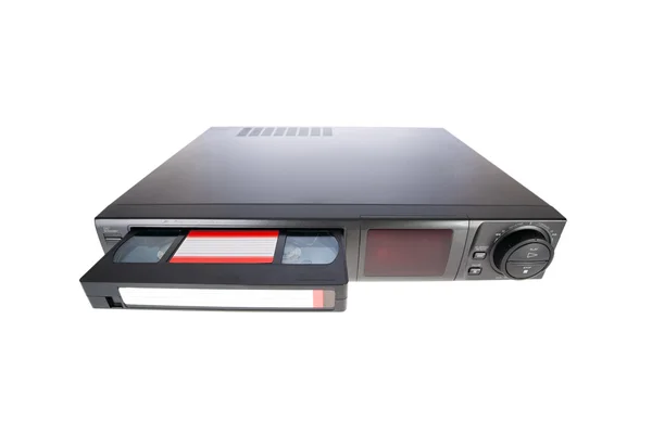 Старый видеокассетный магнитофон, извлекающий ленту на белом фоне — стоковое фото