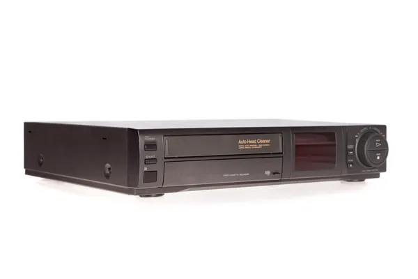 Eski vcr, beyaz zemin üzerine izole video kaset kaydedici — Stok fotoğraf