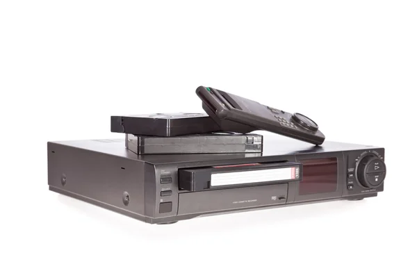 Oude video cassetterecorder en tapes geïsoleerd op witte achtergrond — Stockfoto