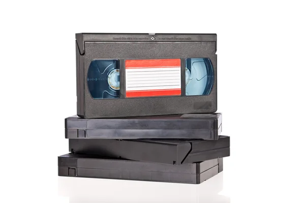 Cintas de casete de vídeo antiguas aisladas sobre fondo blanco — Foto de Stock