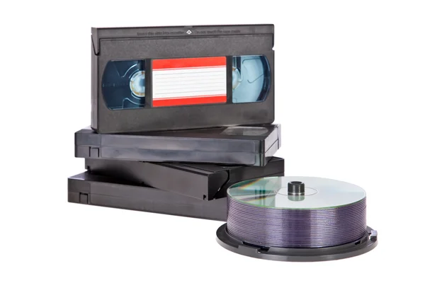 Cintas de casete de vídeo antiguas con discos DVD aislados sobre fondo blanco — Foto de Stock