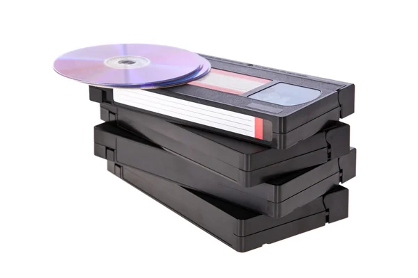 Alte Videokassetten mit DVDs isoliert auf weißem Hintergrund — Stockfoto