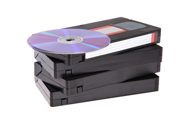 흰색 배경에 고립 된 Dvd 디스크와 오래 된 비디오 카세트 테이프 — 스톡 사진