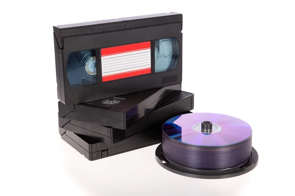 Stare kasety wideo z płyt dvd na białym tle — Zdjęcie stockowe