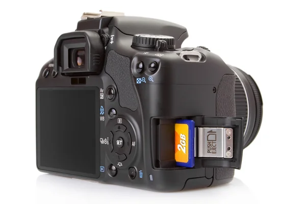 Digitala slr isolerad på en vit bakgrund med hälften minneskort — Stockfoto