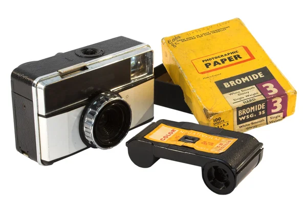 Viejas cámaras de cine vintage con papel fotográfico, rollo negativo y estuche —  Fotos de Stock