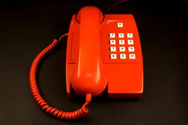 Teléfono rojo aislado en negro — Foto de Stock