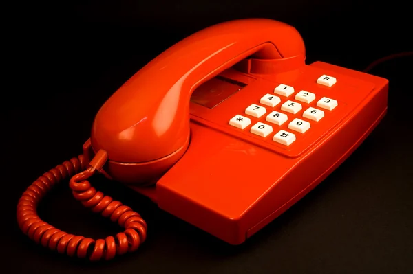 Téléphone rouge isolé sur noir — Photo