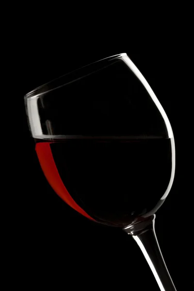 Elegante copa de vino tinto en un fondo negro — Foto de Stock