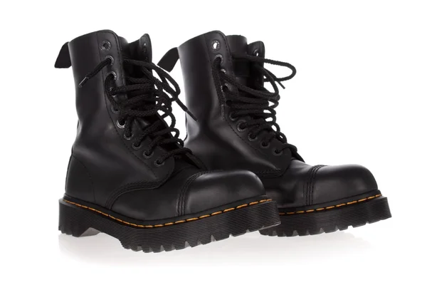 Botas negras estilo militar aisladas sobre fondo blanco — Foto de Stock