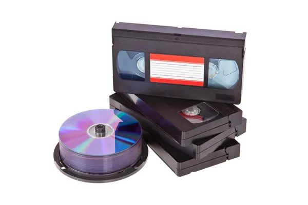 Παλιά βίντεο κασέτες με ένα δίσκο dvd — Φωτογραφία Αρχείου