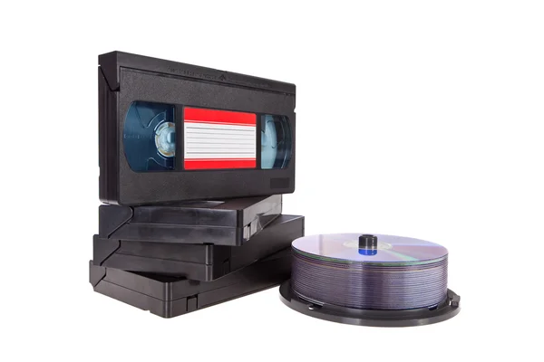 与 dvd 光盘的老视频盒录音带。 — 图库照片
