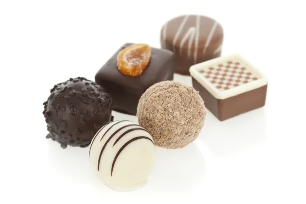 Bombons de chocolate gourmet isolado no fundo branco — Fotografia de Stock