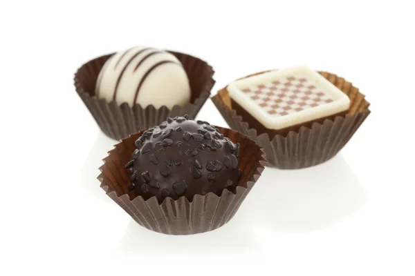 Bonbon al cioccolato gourmet isolati su sfondo bianco — Foto Stock