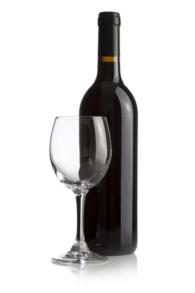 Элегантная бутылка вина и бокал вина изолированы на белом фоне — стоковое фото