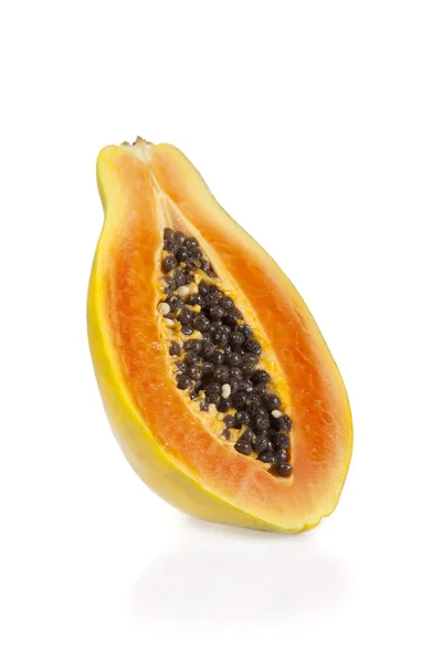 Szeletelt papaya elszigetelt fehér background — Stock Fotó